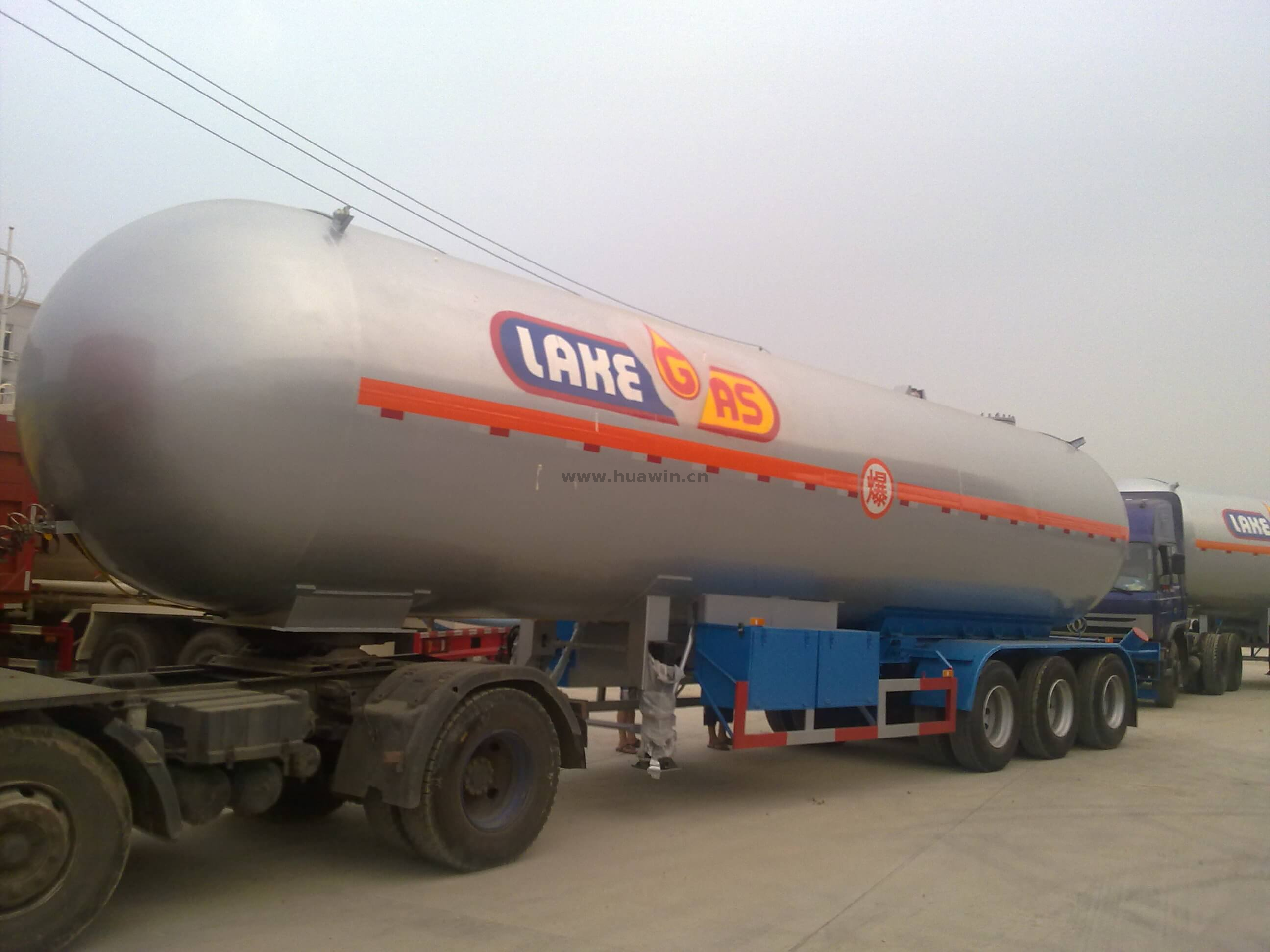 SINOTRUK 3 Axles LPG 56cbm صهريج نصف مقطورة