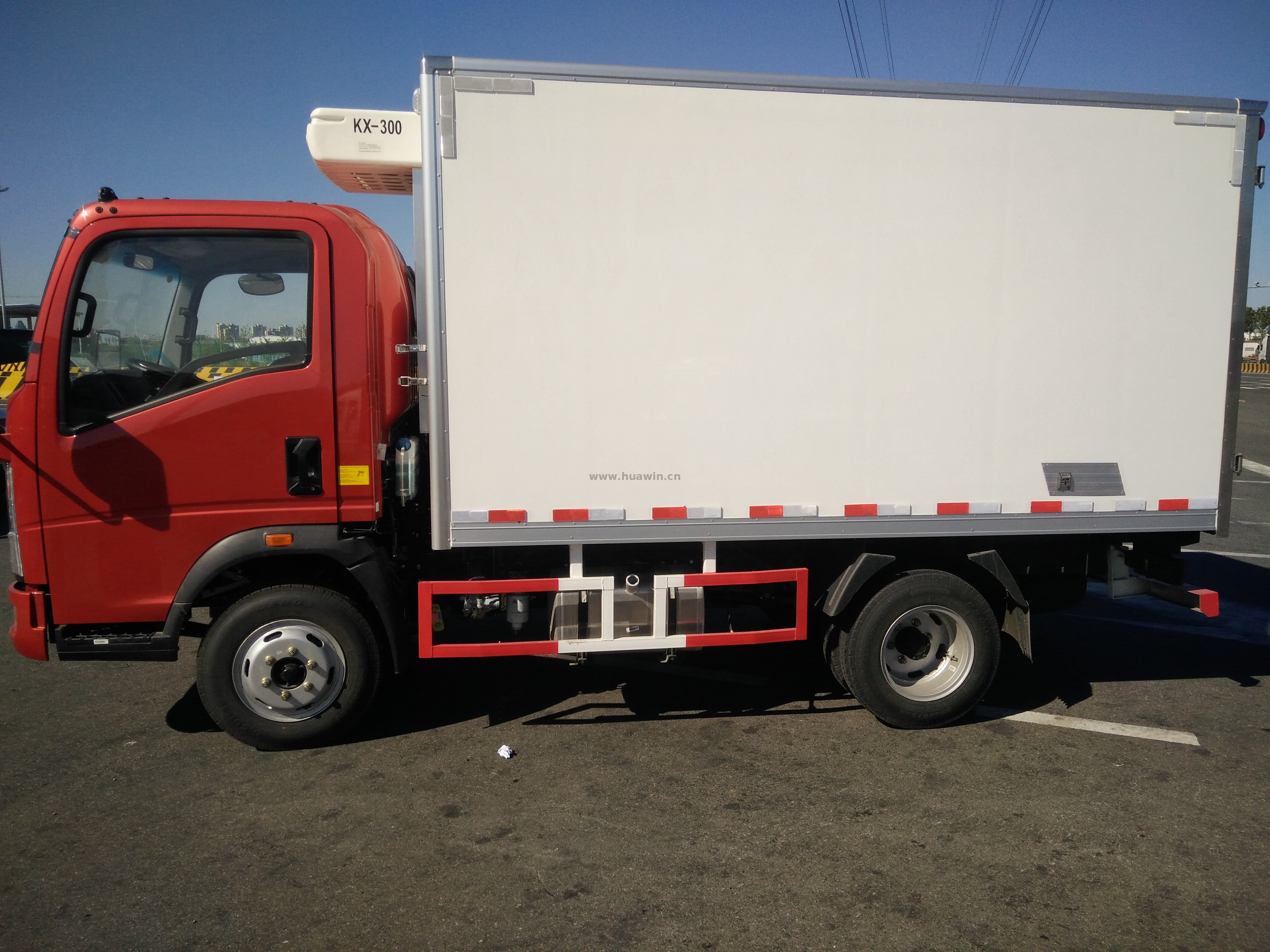 ساينو تراك HOWO 4x2 ثلاجة شاحنة -5 طن
