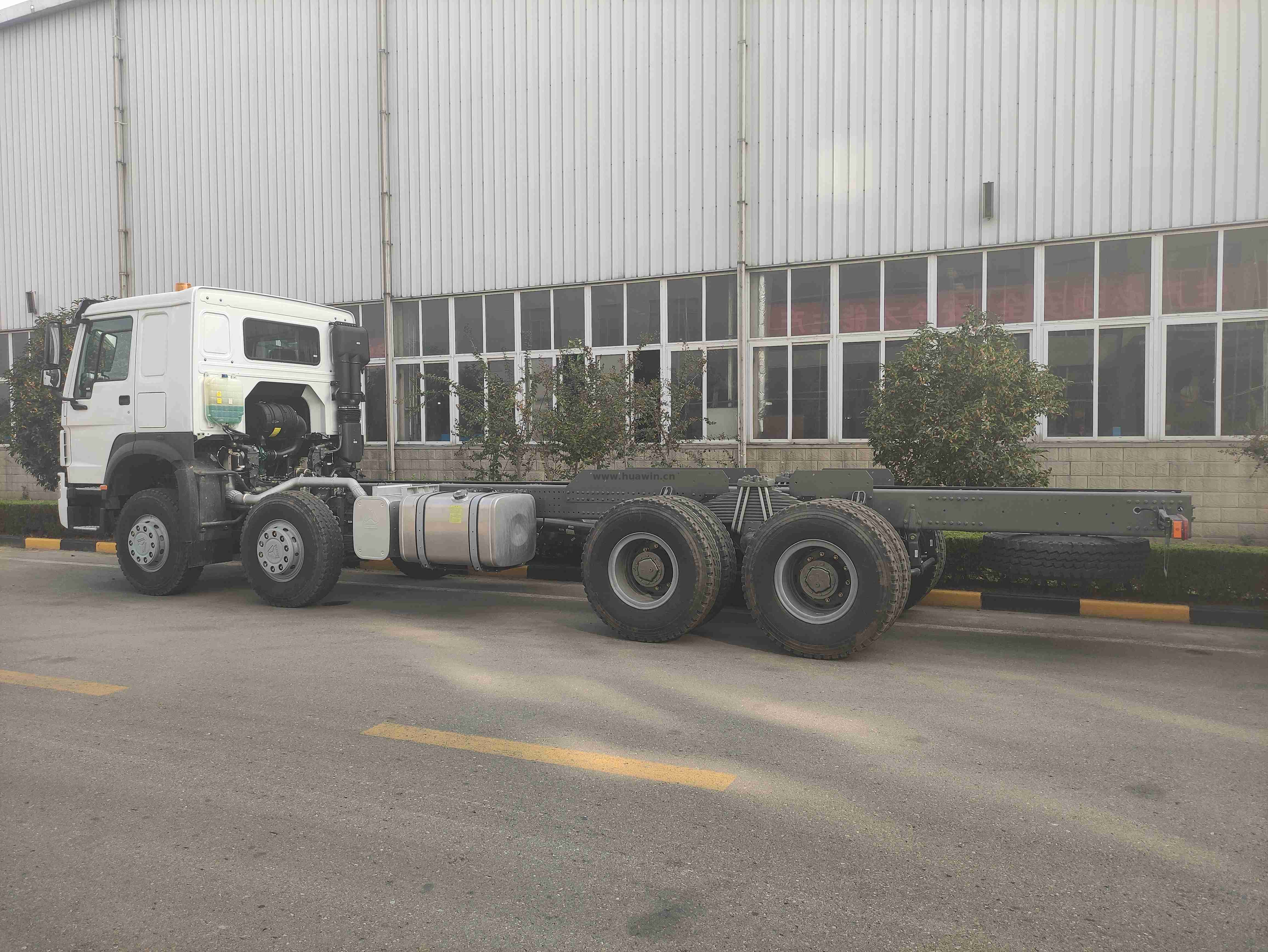 SINOTRUK HOWO 8x4 12 Wheeler Cargo Truck الشاسيه
