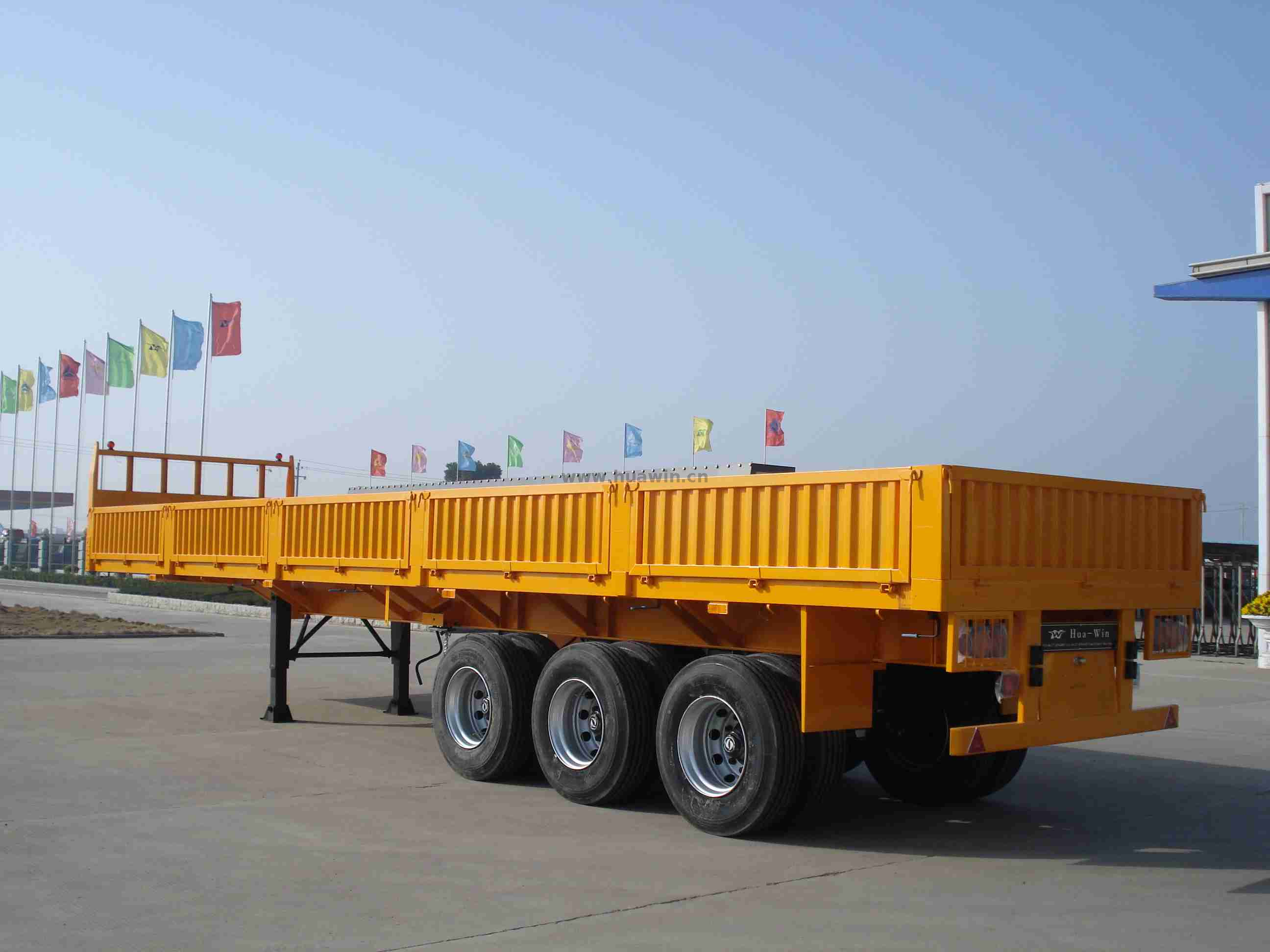 Sinotruk Huawin 3-Axle Wall Side Cargo Truck نصف مقطورة