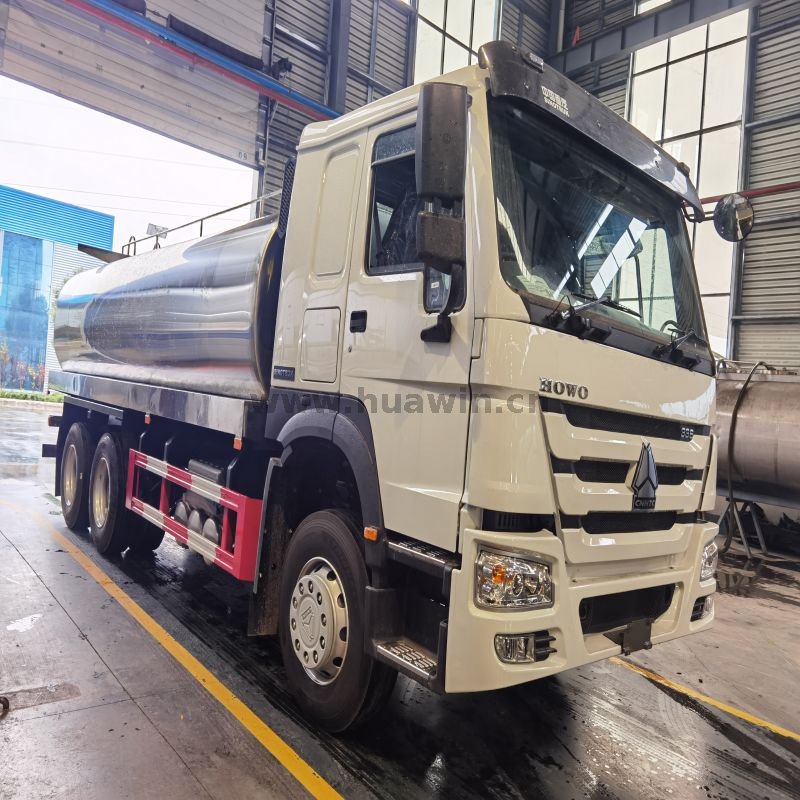 HOWO 6X4 Milk Water Tanker 20 Cbm الفولاذ المقاوم للصدأ شاحنة